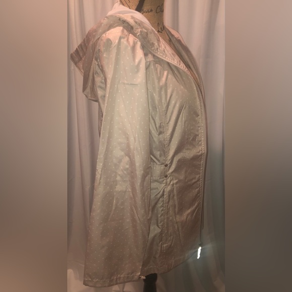 Women’s Light Rain Travel Jacket with Built In Travel Pouch by Jones of New York - Picture 4 of 5